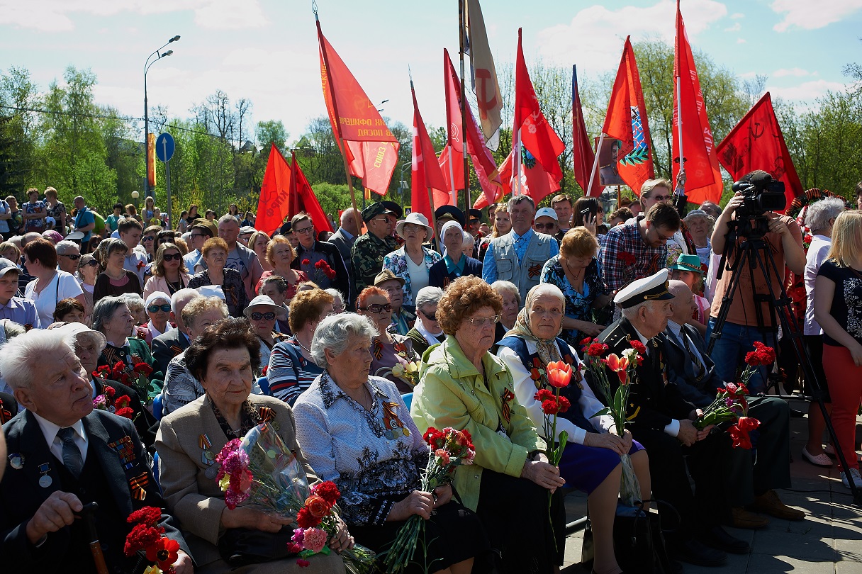 Сергиев Посад. Коммунисты отметили День Победы торжественным шествием и возложением цветов