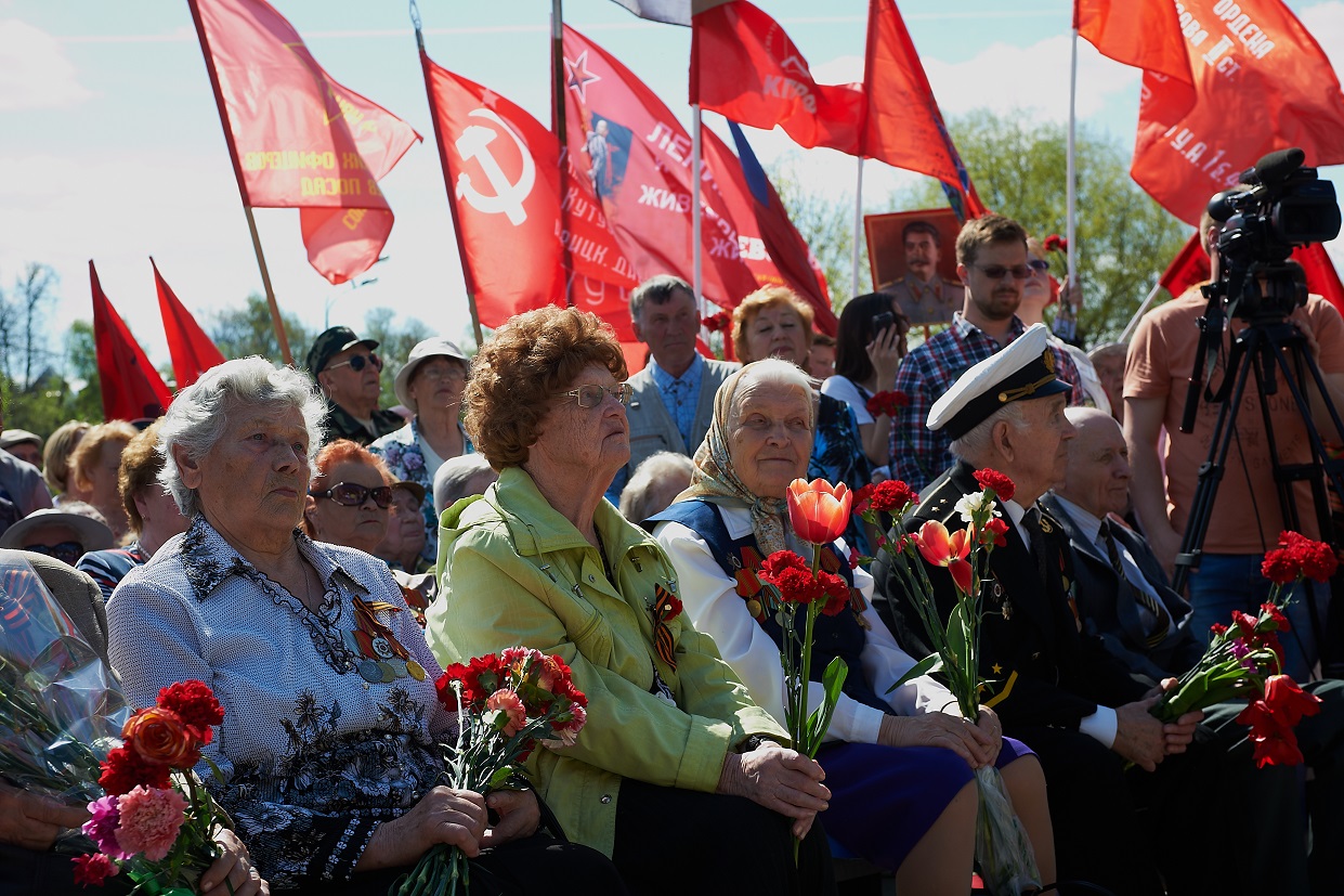 Сергиев Посад. Коммунисты отметили День Победы торжественным шествием и возложением цветов