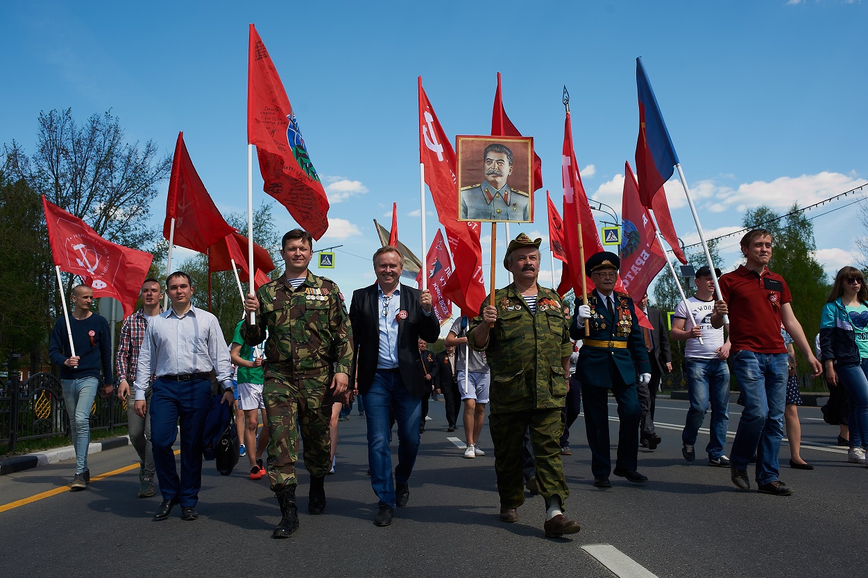 Сергиев Посад. Коммунисты отметили День Победы торжественным шествием и возложением цветов