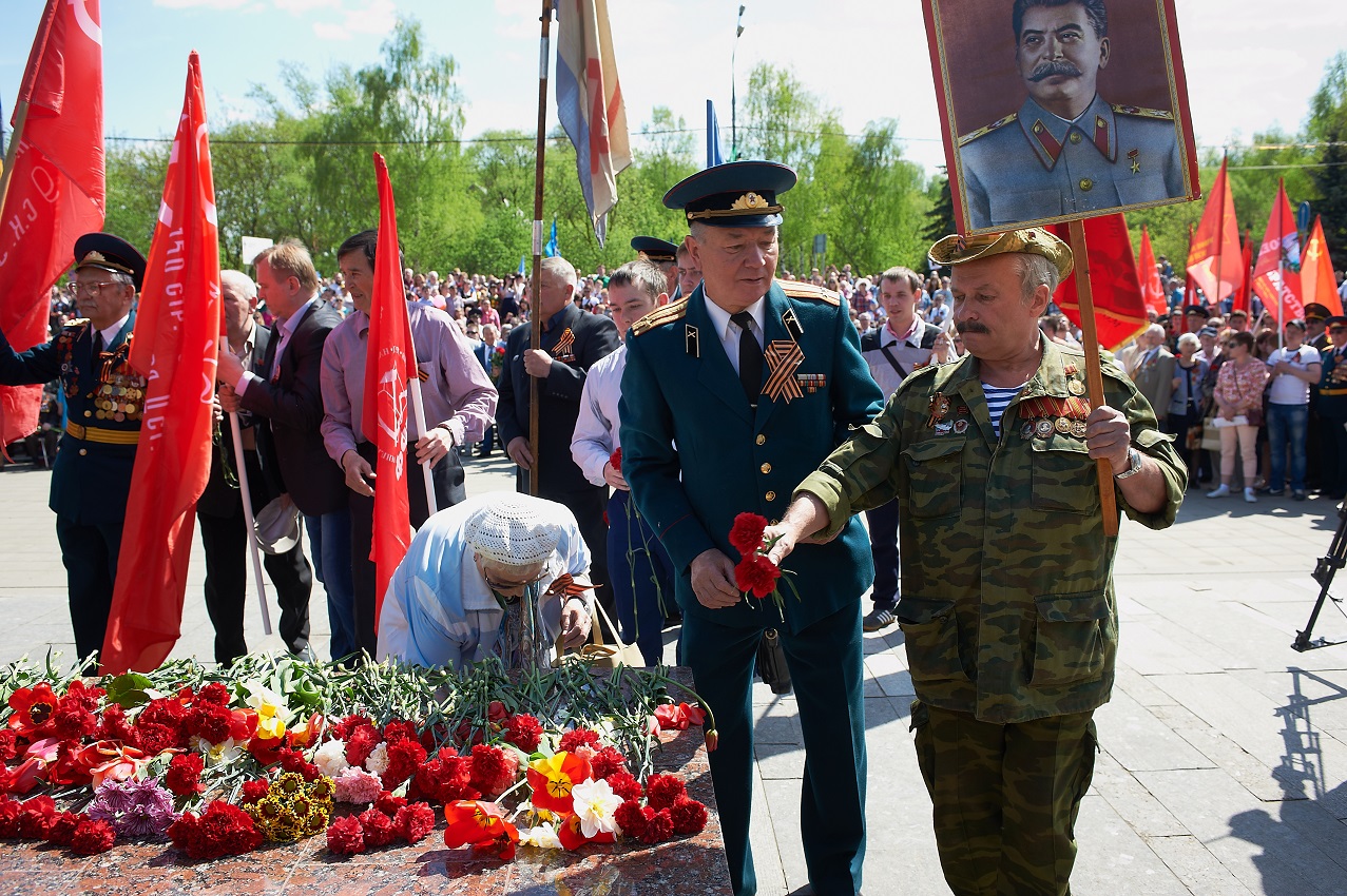 Сергиев Посад. Коммунисты отметили День Победы торжественным шествием и возложением цветов