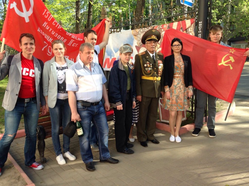 Пушкинские коммунисты прошли 9 мая 2016 года в колоннах Бессмертного полка