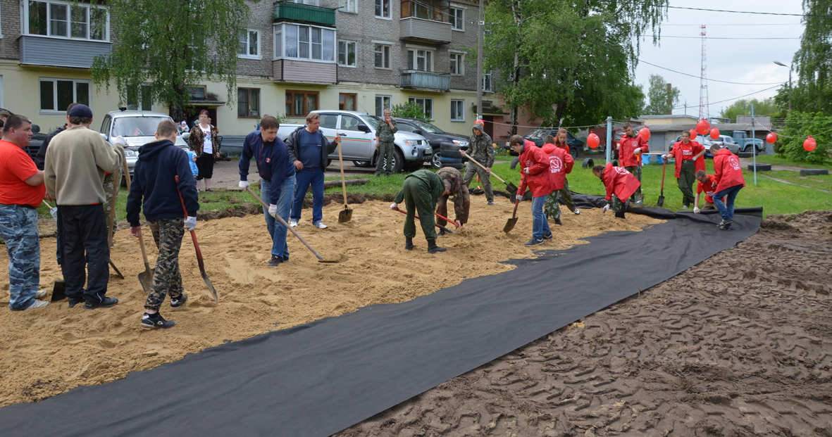 В Коломне «команда Русских» обустроила территорию под размещение детской площадки