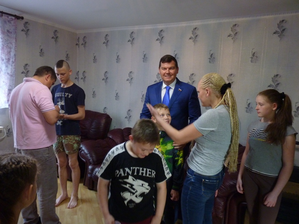 В канун Дня защиты детей Михаил Авдеев встретился с многодетной семьей