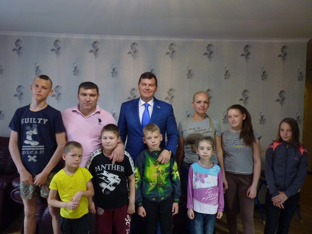 В канун Дня защиты детей Михаил Авдеев встретился с многодетной семьей