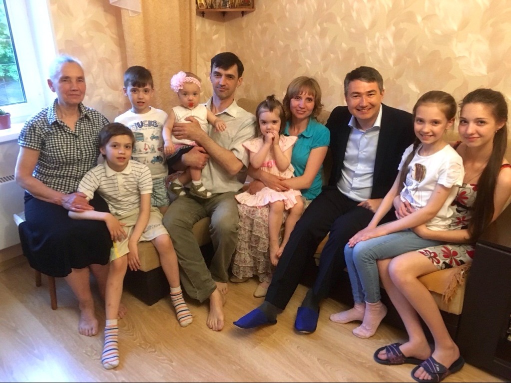 Дмитрий Кононенко встретился с многодетной семьей