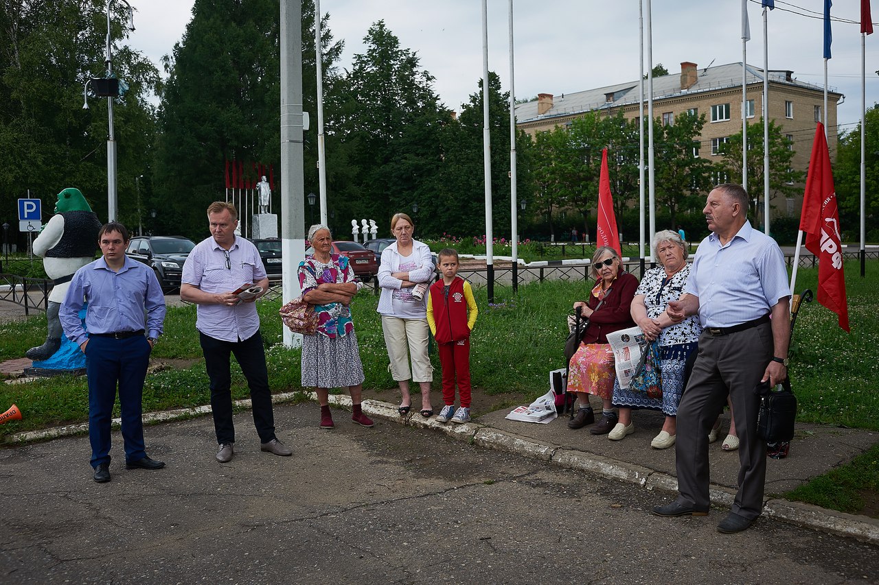 Дождь - не помеха. Коммунисты провели встречи в Краснозаводске
