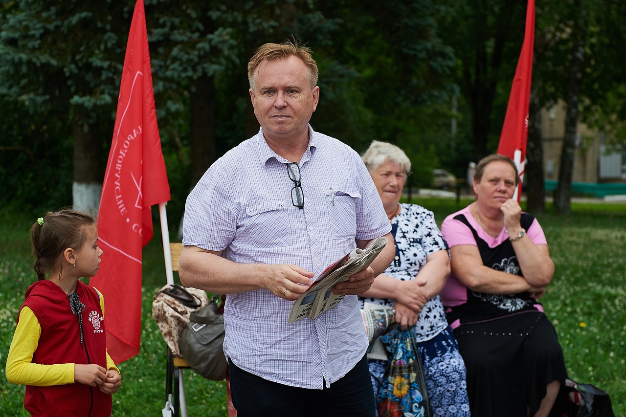 Дождь - не помеха. Коммунисты провели встречи в Краснозаводске