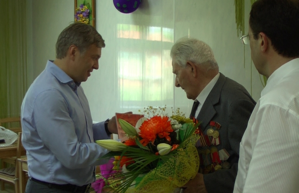 Депутат-коммунист Алексей Русских помог ветерану напечатать мемуары о войне