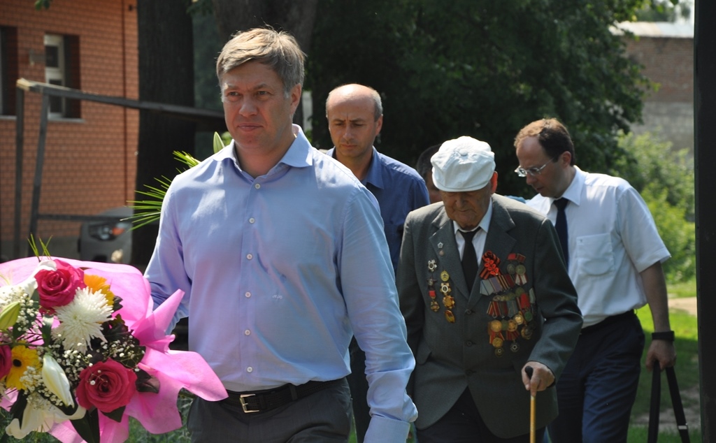 Депутат-коммунист Алексей Русских помог ветерану напечатать мемуары о войне
