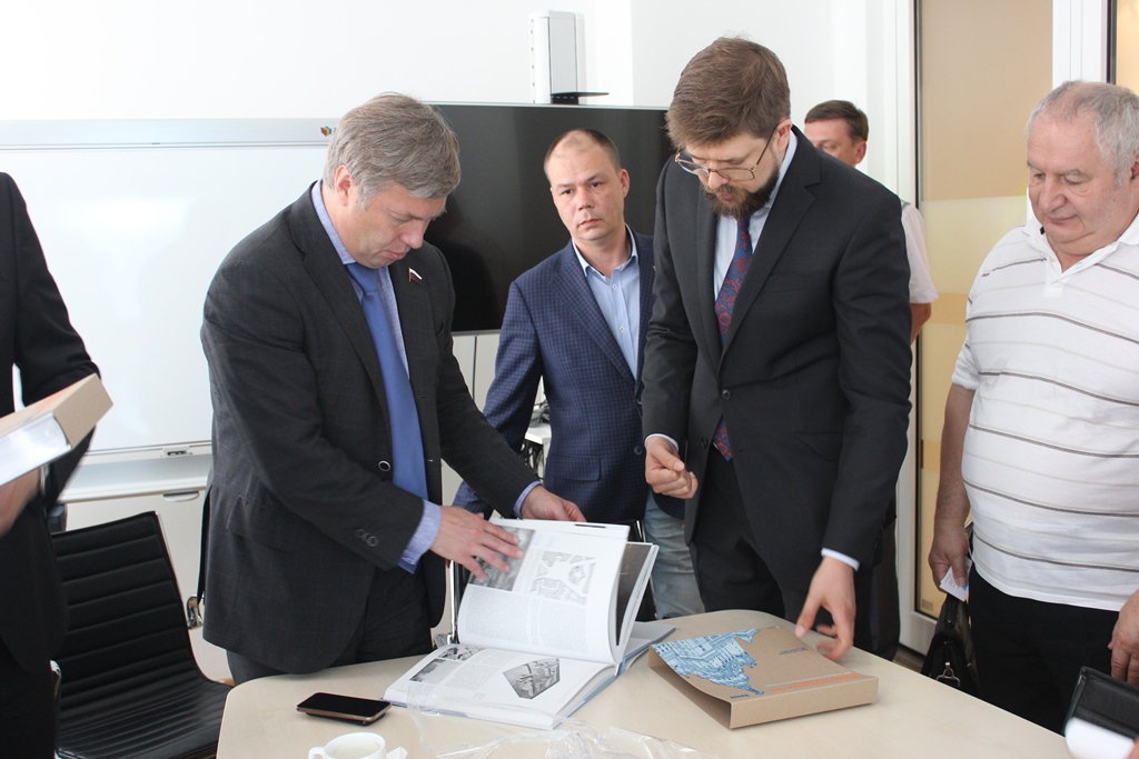 Депутат Алексей Русских поздравил работников предприятий Красногорска с грядущим Днем строителей