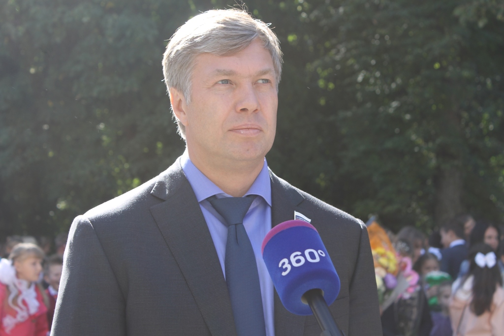 В День знаний Алексей Русских поздравил школьников Красногорского района