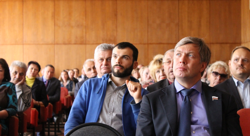 В Солнечногорске лидер КПРФ Геннадий Зюганов и Алексей Русских познакомились с научными разработками