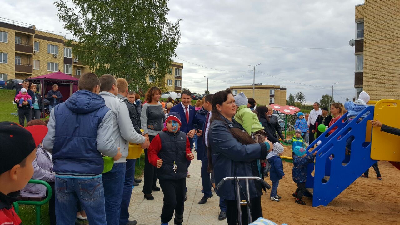 Дмитрий Кононенко принял участие в церемонии открытия детской площадки в Дмитрове