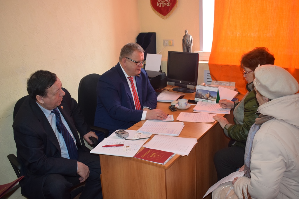 Депутат-коммунист Александр Наумов провел прием жителей Протвино и Кашира