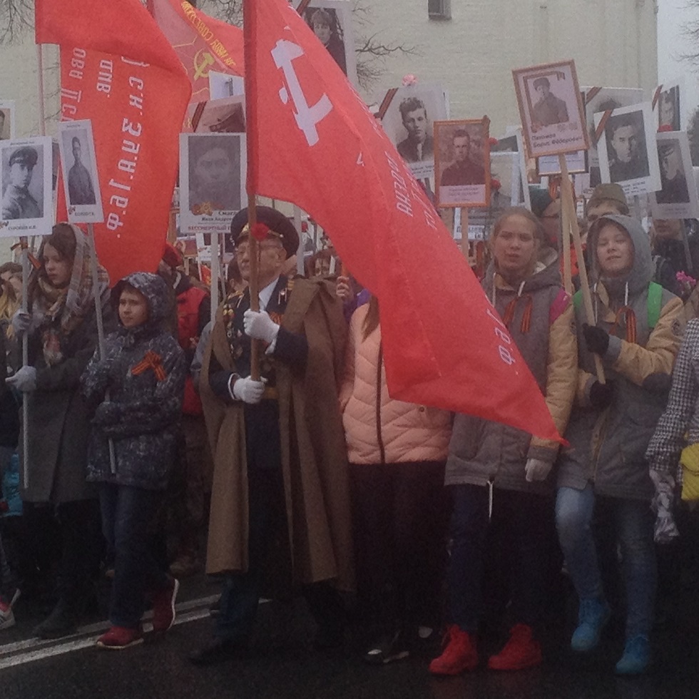 Коммунисты пронесли Знамя Победы во главе "Бессмертного полка"!