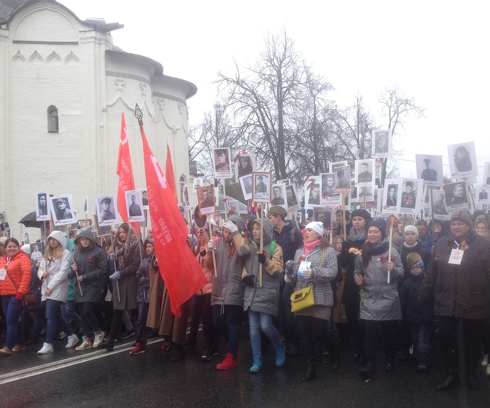 Коммунисты пронесли Знамя Победы во главе "Бессмертного полка"!