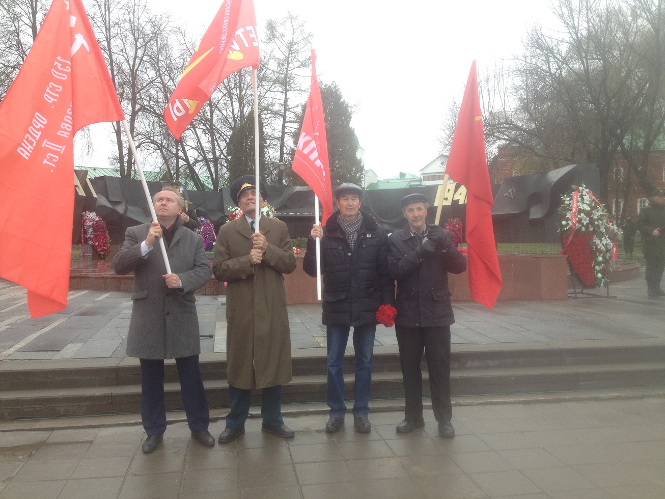 Коммунисты пронесли Знамя Победы во главе "Бессмертного полка"!