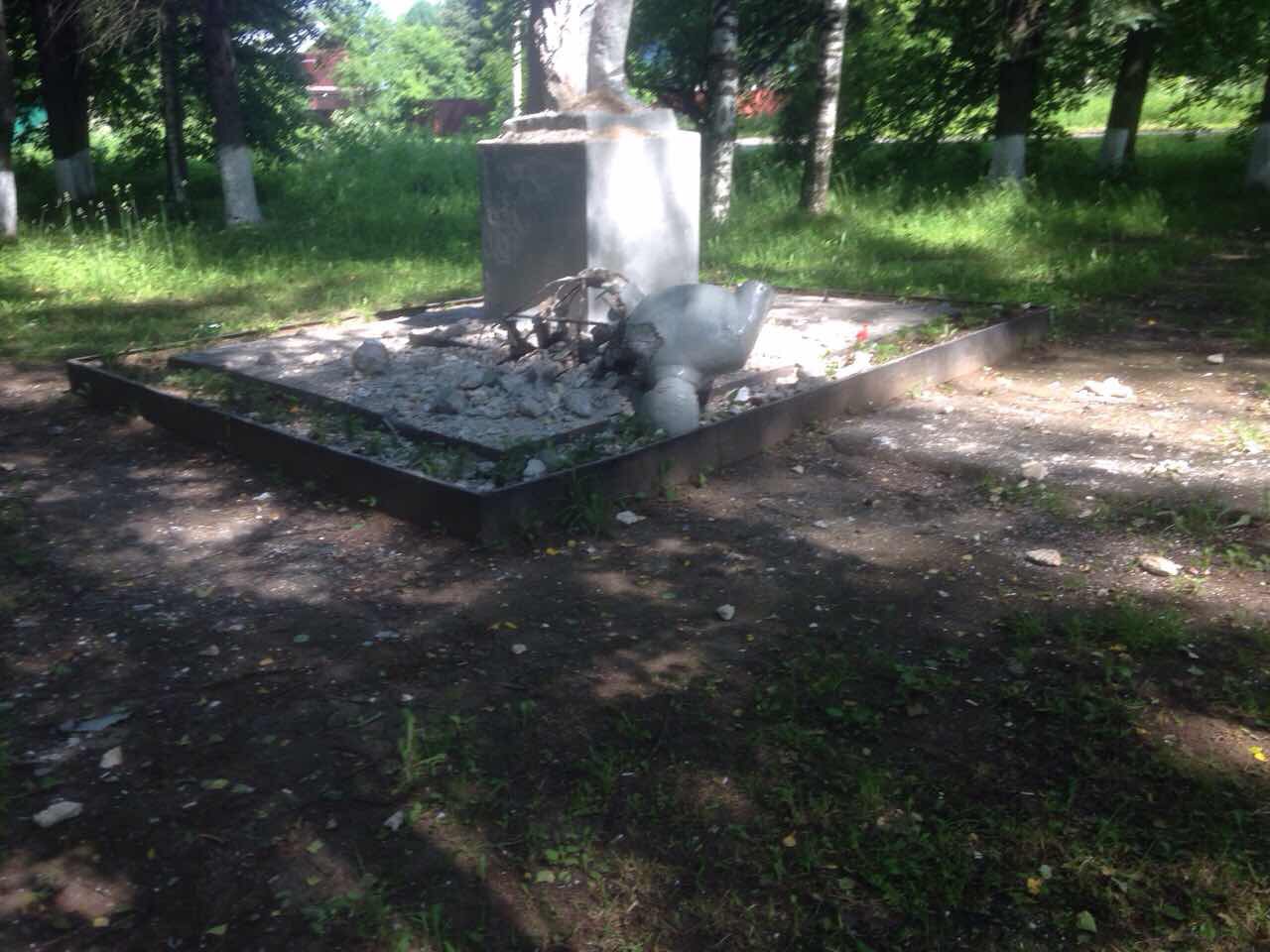 Вандалы разрушили памятник Ленину в подмосковном Софрино