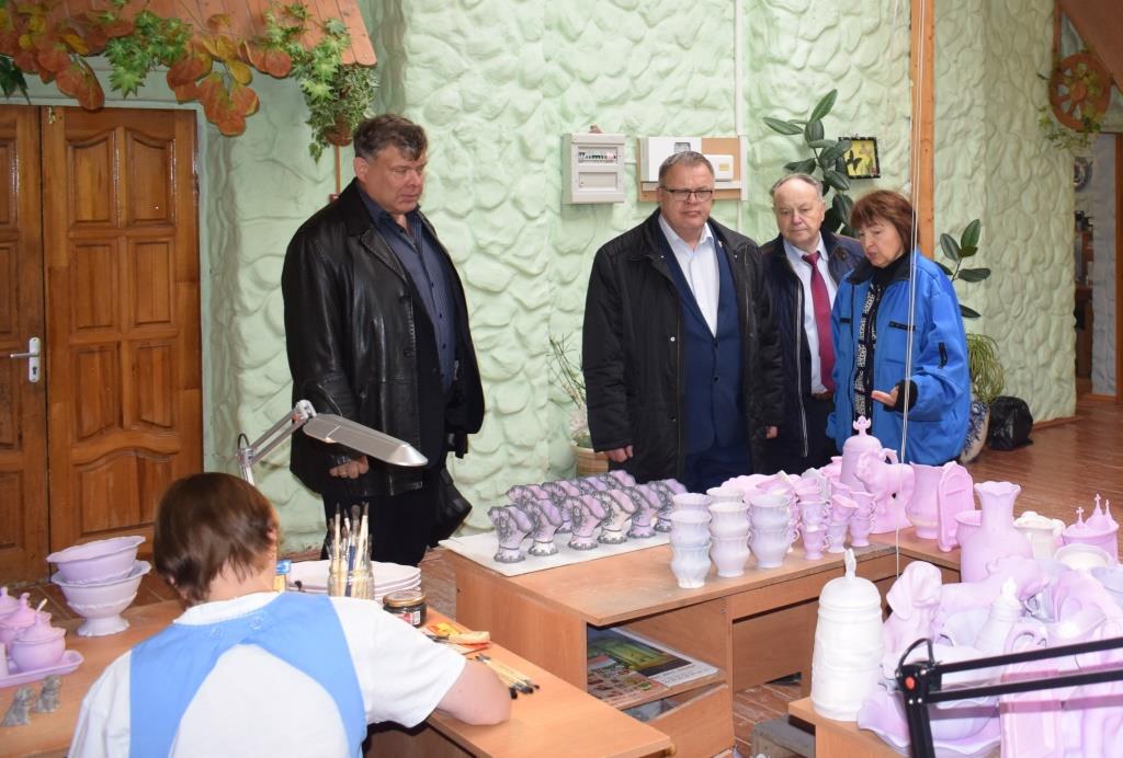20 октября в Раменском муниципальном районе депутат Московской областной Думы Александр Наумов провел прием граждан и посетил предприятие «Гжельский завод художественной росписи»