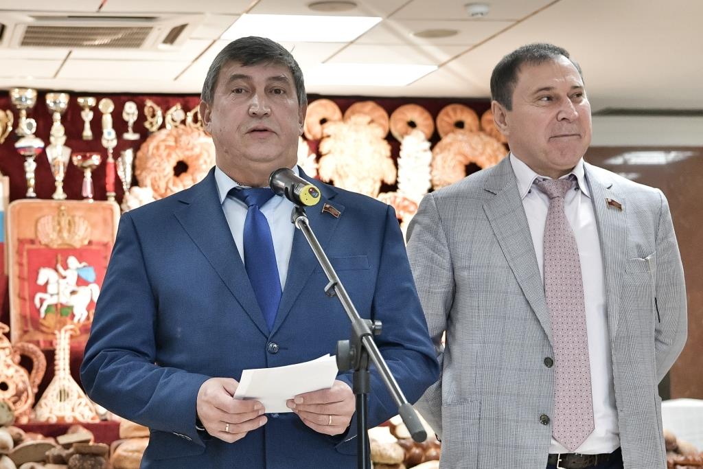 В Мособлдуме открылась выставка «Золотая осень Подмосковья»