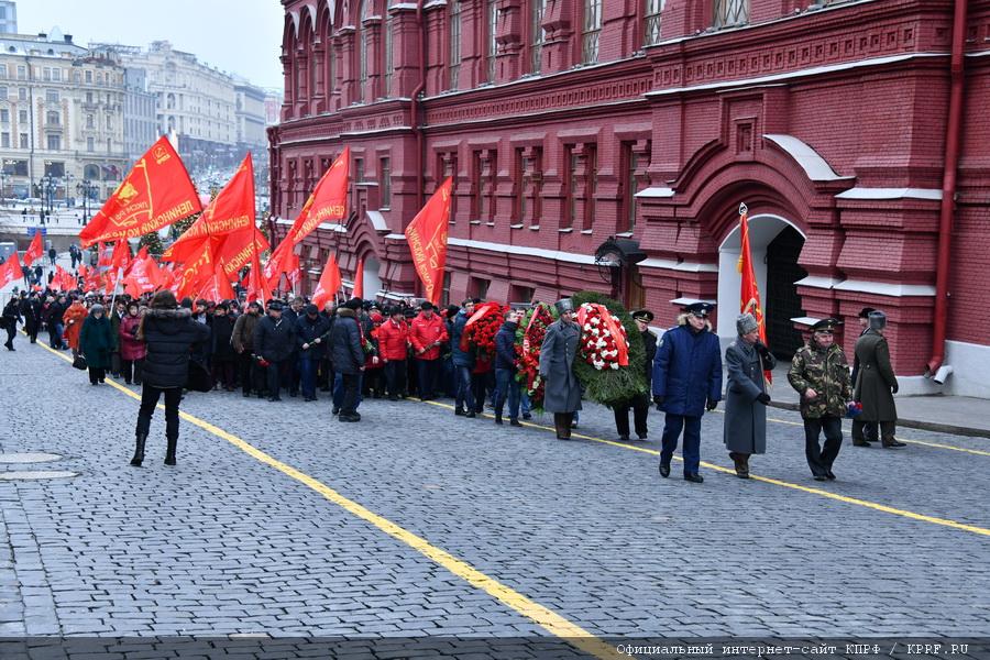 Коммунисты возложили цветы к могилам И.В. Сталина и Ф.Э. Дзержинского