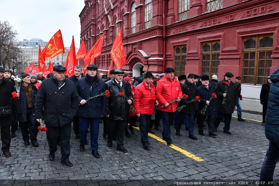Коммунисты возложили цветы к могилам И.В. Сталина и Ф.Э. Дзержинского