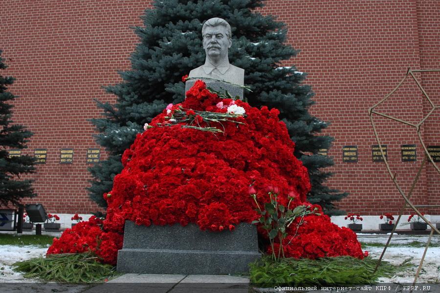 Коммунисты возложили цветы к могилам И.В. Сталина и Ф.Э. Дзержинского