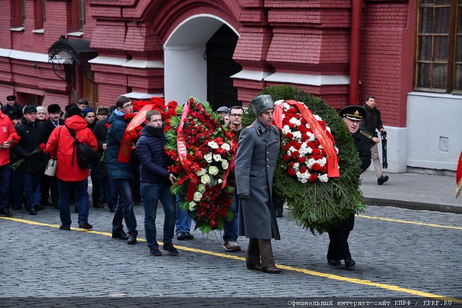 Коммунисты возложили цветы к могилам И.В. Сталина и Ф.Э. Дзержинского