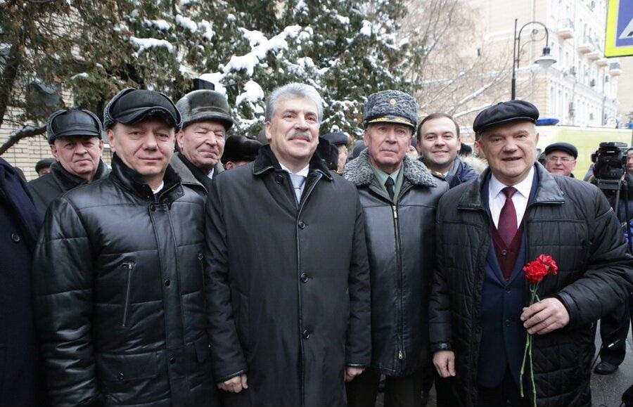 Г.А. Зюганов и П.Н. Грудинин открыли памятную доску Маршалу Советского Союза В.Г. Куликову в Москве