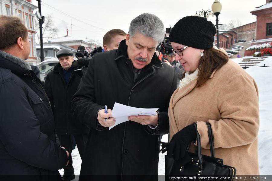 П.Н. Грудинин возложил цветы к памятникам Минину и Пожарскому и Ленину в Нижнем Новгороде