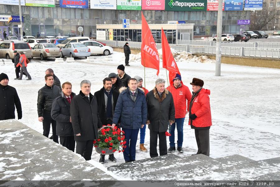П.Н. Грудинин возложил цветы к памятникам Минину и Пожарскому и Ленину в Нижнем Новгороде