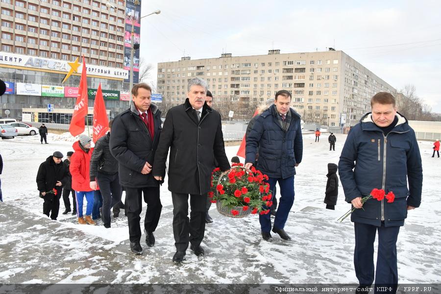 П.Н. Грудинин возложил цветы к памятникам Минину и Пожарскому и Ленину в Нижнем Новгороде