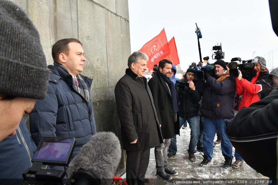 П.Н. Грудинин возложил цветы к памятникам Минину и Пожарскому и Ленину в Нижнем Новгороде