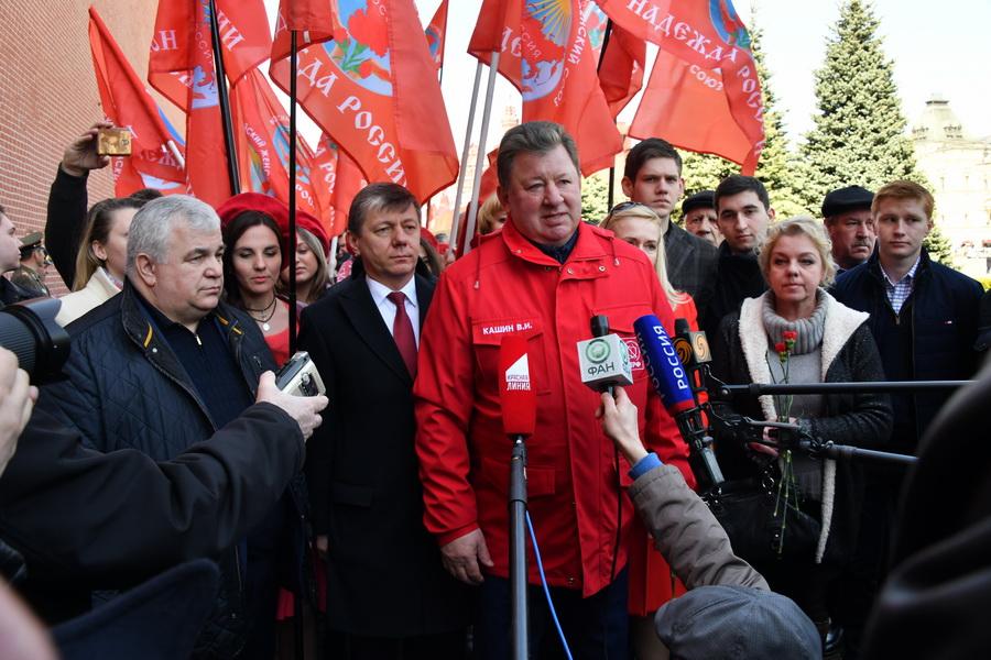 В День космонавтики коммунисты возложили цветы к могилам С.П. Королева и Ю.А. Гагарина у Кремлевской стены