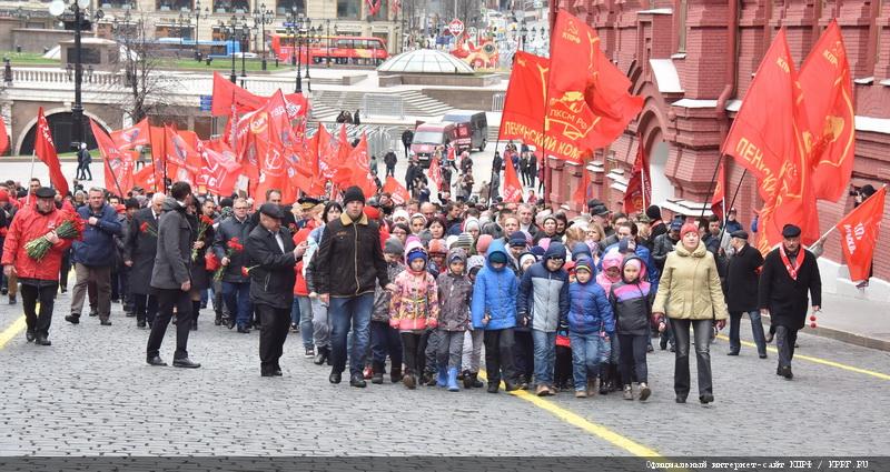Коммунисты возложили цветы к Мавзолею В.И. Ленина