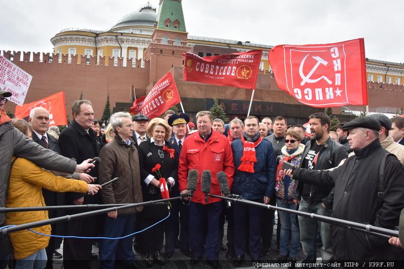 Коммунисты возложили цветы к Мавзолею В.И. Ленина