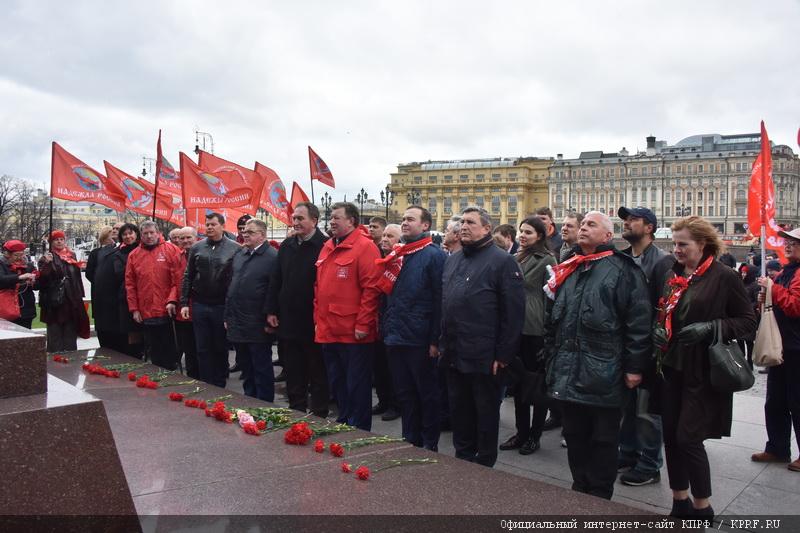 Коммунисты возложили цветы к Мавзолею В.И. Ленина