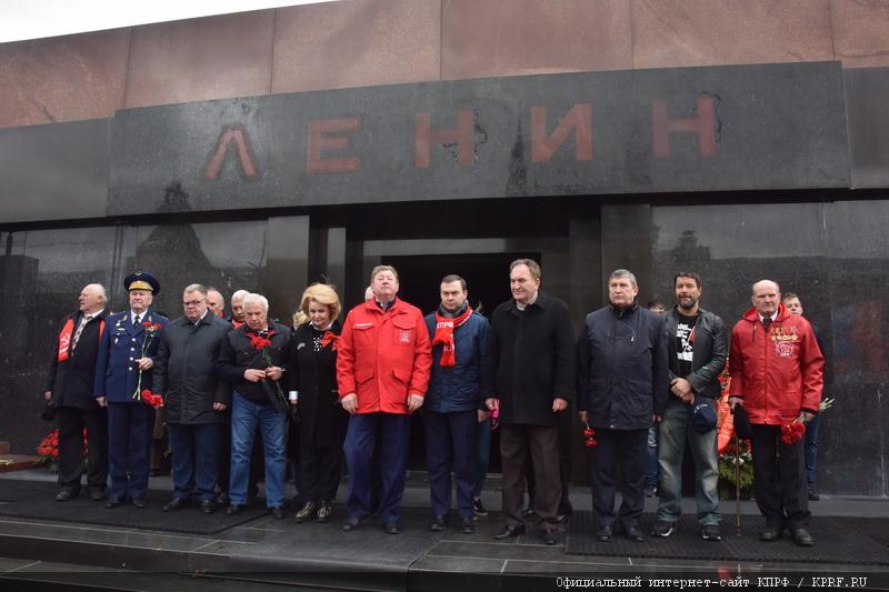 Коммунисты возложили цветы к Мавзолею В.И. Ленина