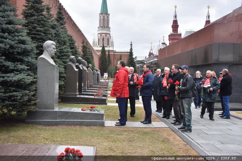 Коммунисты возложили цветы к Мавзолею В.И. Ленина