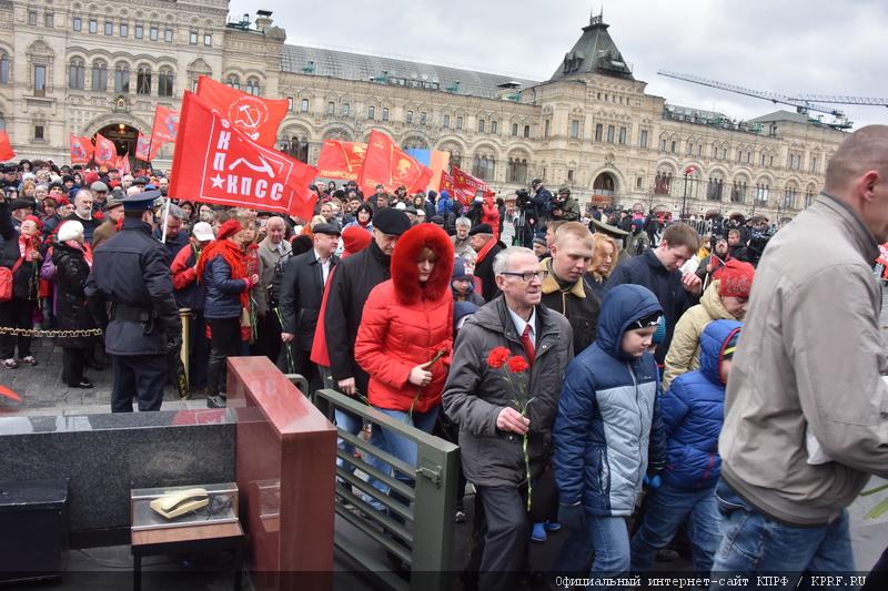 Коммунисты возложили цветы к Мавзолею В.И. Ленина
