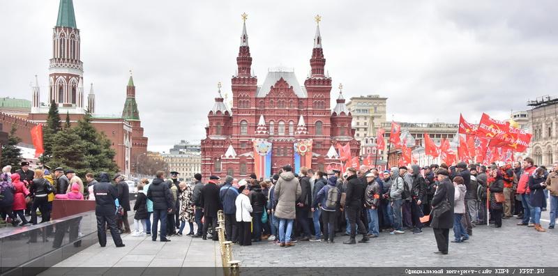 Коммунисты возложили цветы к Мавзолею В.И. Ленина