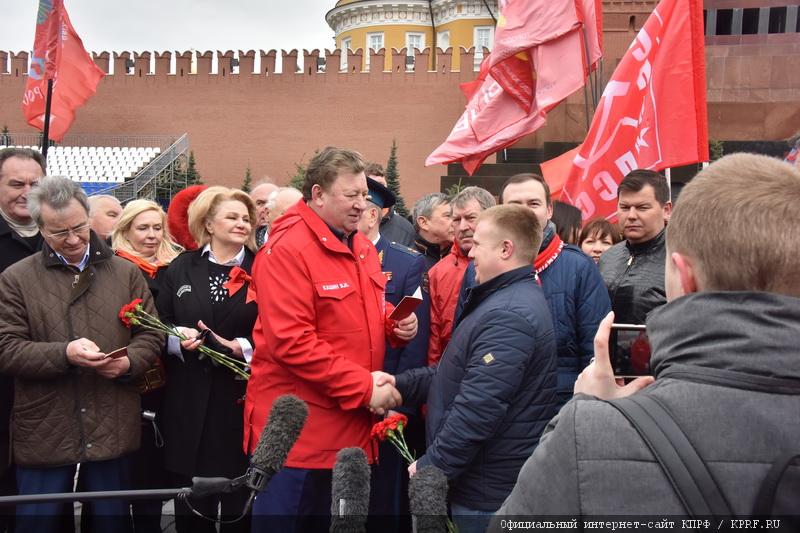 Коммунисты возложили цветы к Мавзолею В.И. Ленина
