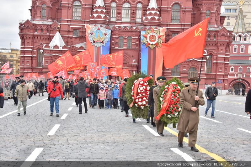 Коммунисты возложили цветы к Мавзолею В.И. Ленина