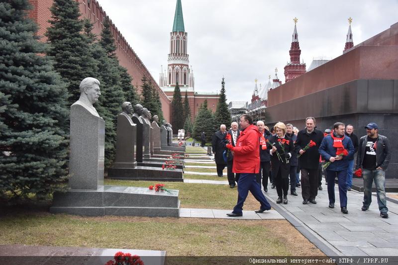 Коммунисты возложили цветы к Мавзолею В.И. Ленина