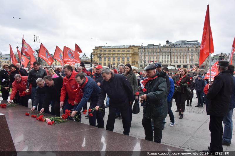Коммунисты возложили цветы к Мавзолею В.И. Ленина