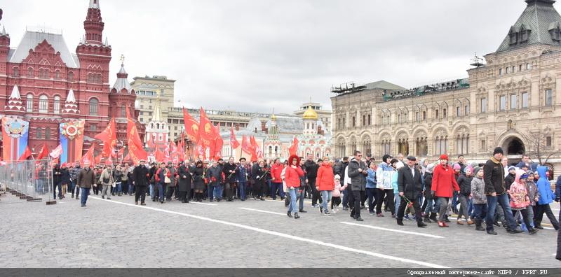 Коммунисты возложили цветы к Мавзолею В.И. Ленина