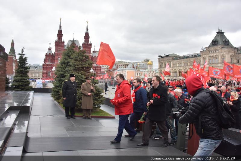 Коммунисты возложили цветы к Мавзолею В.И. Ленина