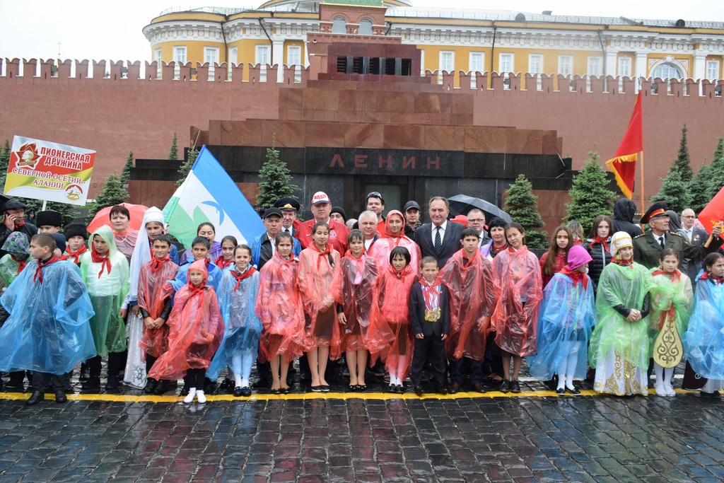 Пионерия и Ленин будут жить всегда в веках!