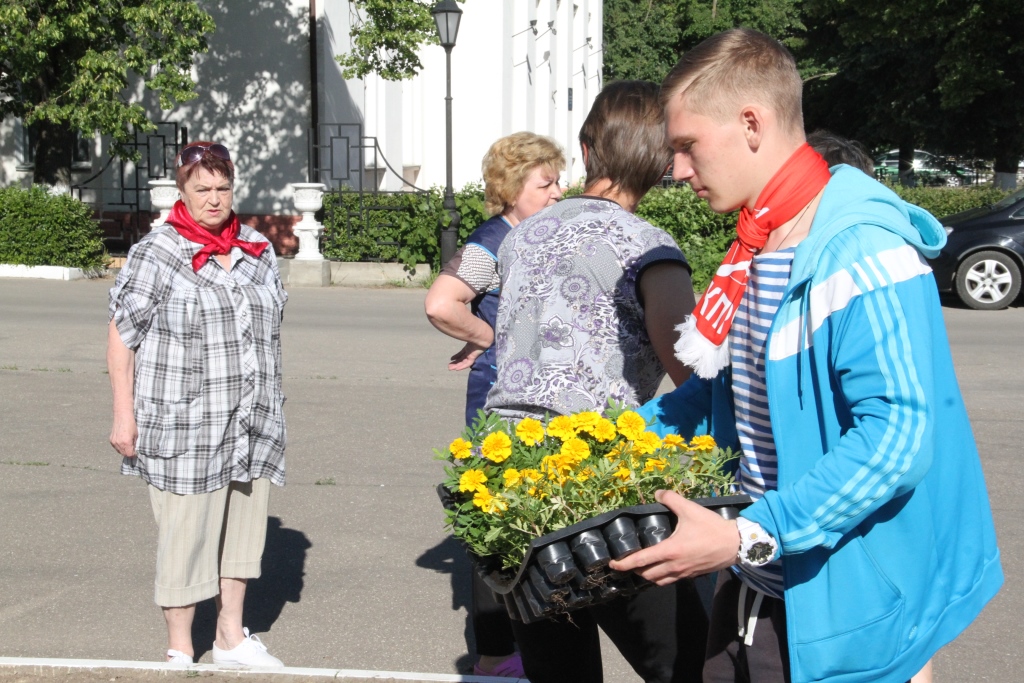 Лотошинские коммунисты привели в порядок памятник В.И. Ленину