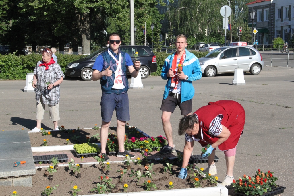 Лотошинские коммунисты привели в порядок памятник В.И. Ленину